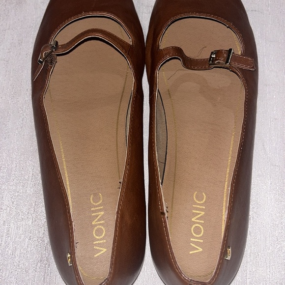 Vionic ’Delilah’ Styled Women’s Mocha Brown Colored Flats w/ Slim Strap Size 9.5 - Picture 7 of 11